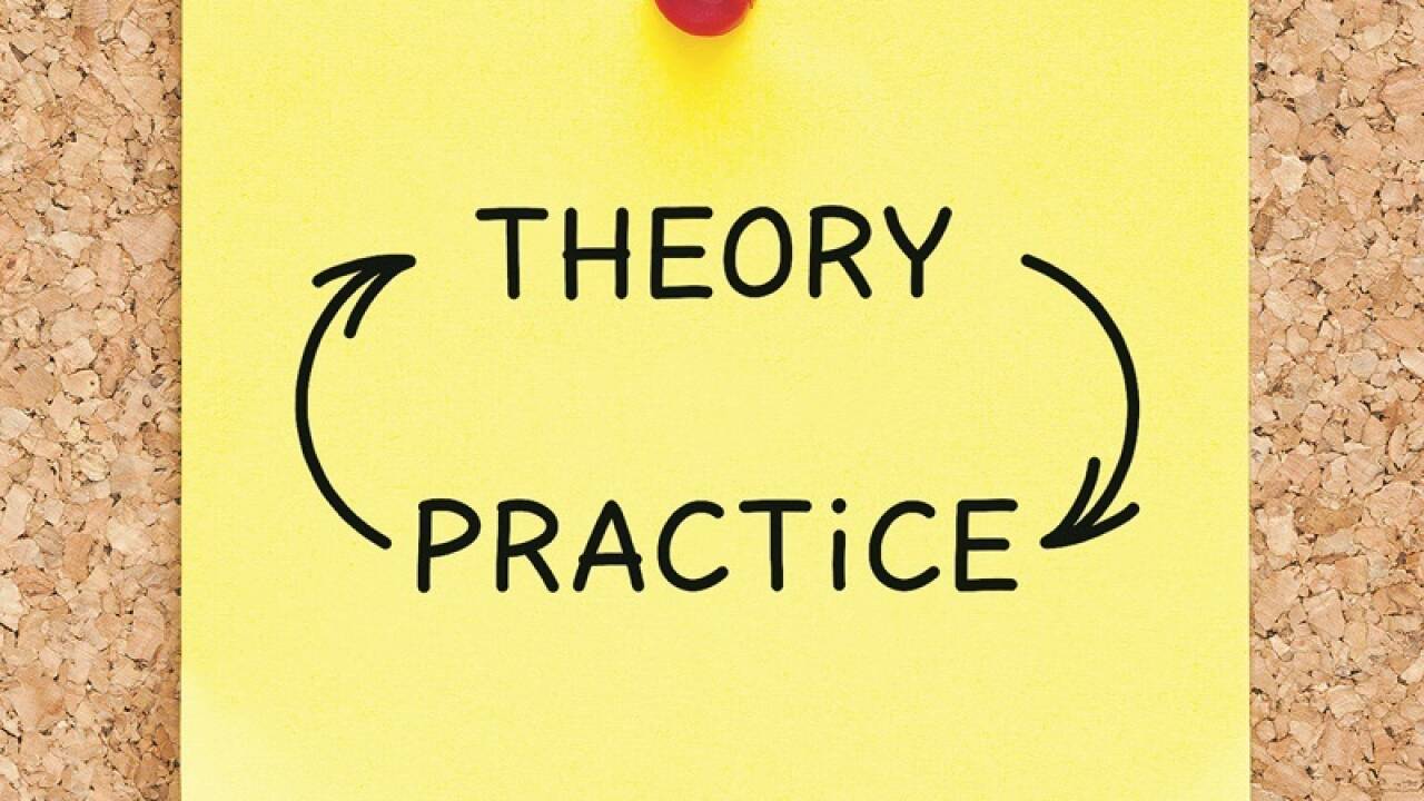 Programm „Seitenwechsel“: Eine Lehrkraft verbringt ein Jahr als Mitarbeiterin oder Mitarbeiter in einem Unternehmen und gibt danach die Erfahrungen in der Schule weiter. Programm „Seitenwechsel“: Eine Lehrkraft verbringt ein Jahr als Mitarbeiterin oder Mitarbeiter in einem Unternehmen und gibt danach die Erfahrungen in der Schule weiter.
