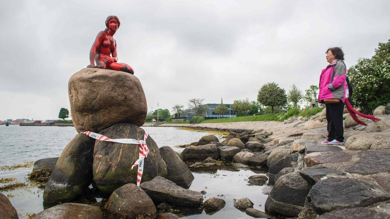 Rote Farbe: Kopenhagens Wahrzeigen muss wieder einmal gereinigt werden. 