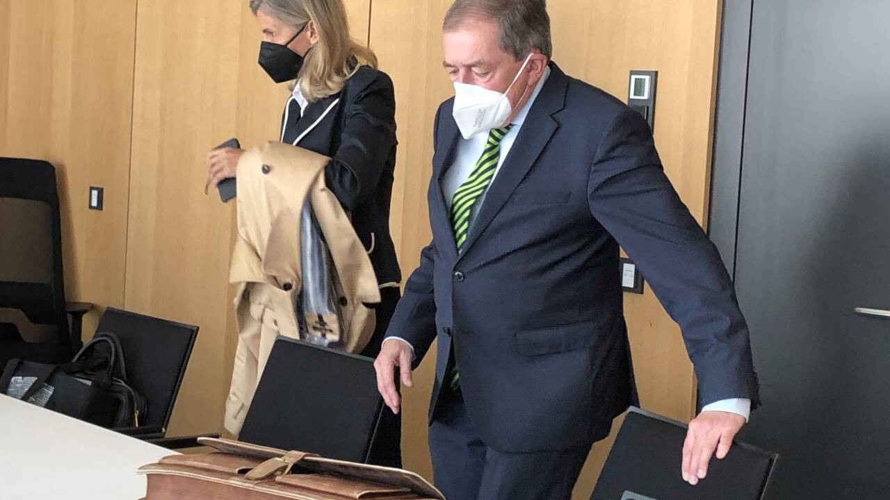 Der ehemalige Bürgermeister Heinz Schaden mit seiner Anwältin Bettina Knötzl. Am 1. September trafen sich die Streitparteien erstmals vor Gericht und schlossen einen bedingten Vergleich auf 250.000 Euro, der bis 1. März widerrufen werden kann. Genau das macht die Stadt nun.  
