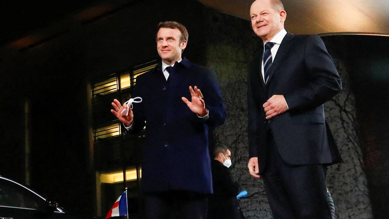  Macron sucht am Abend zuvor mit Scholz in Berlin nach Einigkeit. 