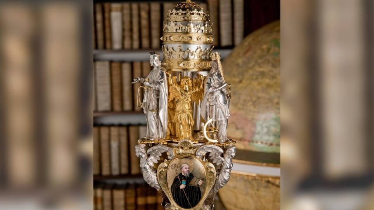 Das päpstliche Szepter der Benediktiner-Universität Salzburg aus 1656. 