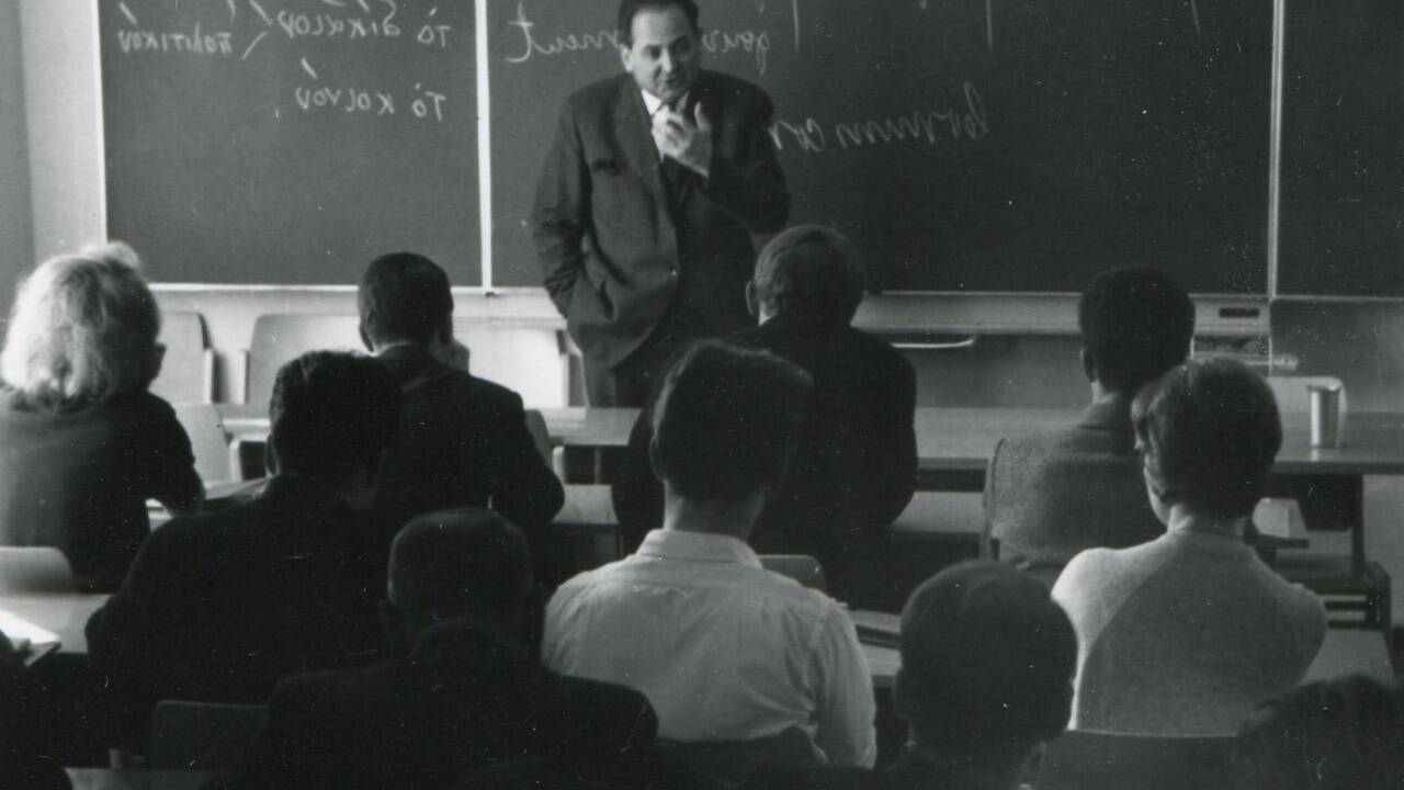 René Marcic im Hörsaal: Einer der ersten Professoren ab 1962 und einer der „Gründungsväter“ war René Marcic, bis 1964 Chefredakteur der „Salzburger Nachrichten“. Mit Hans Floretta gründet er die Rechts- und Staatswissenschaftliche Fakultät. 