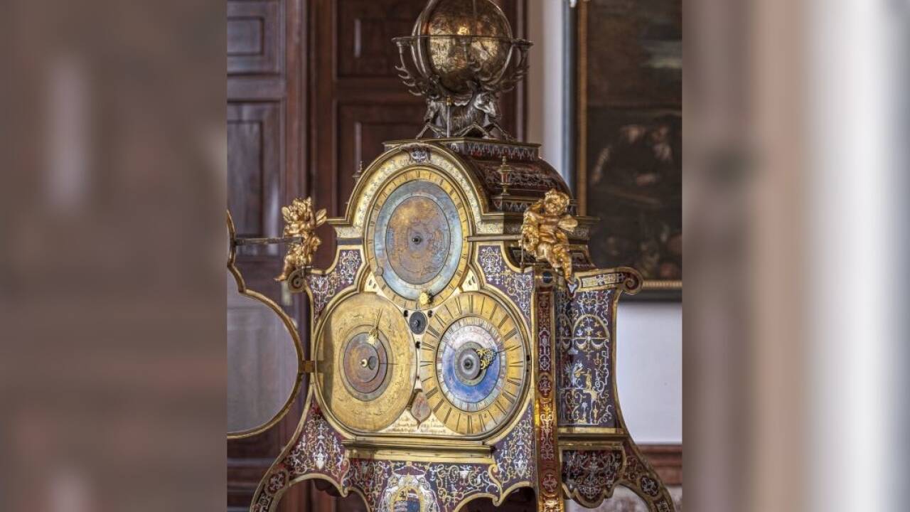 Astronomische Prunkuhr: Der Mathematikprofessor Pater Bernard Stuart baute 1735 für Erzbischof Firmian eine Uhr: Sie zeigt den jeweiligen Sonnenstand, die Tageszeit sowie Gang von Sonne und Mond durch Tierkreiszeichen.  