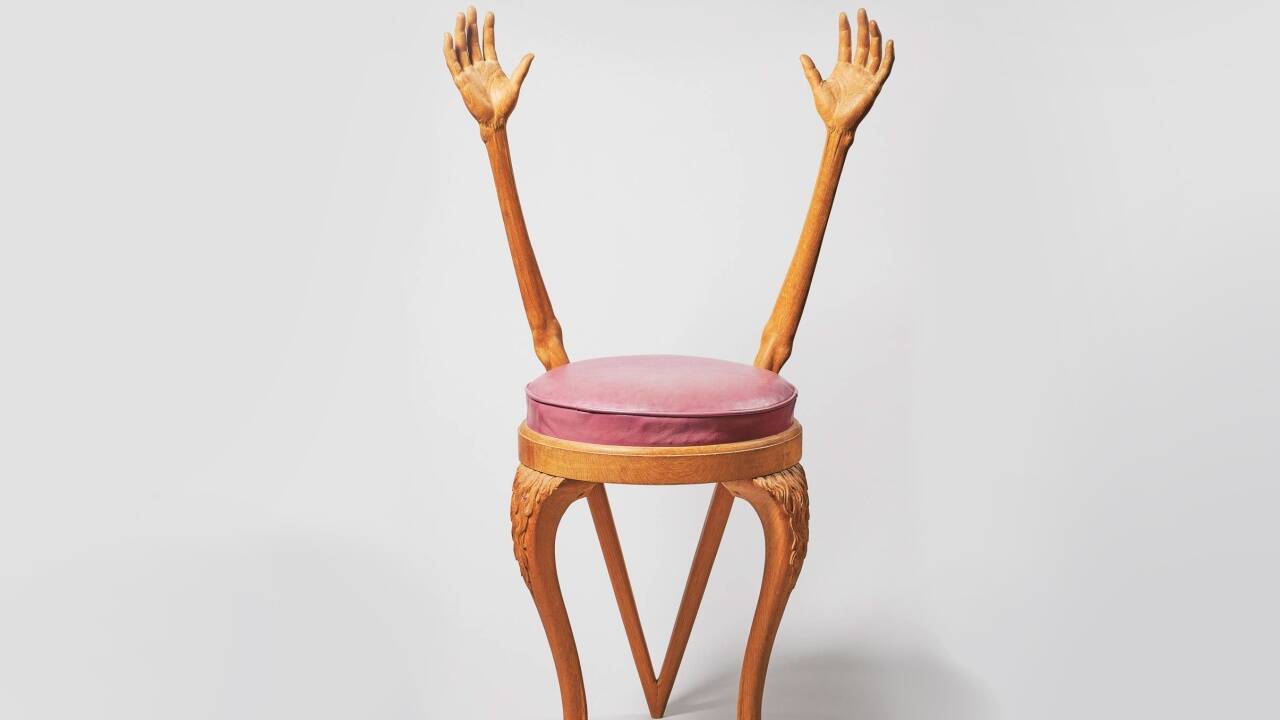 Der „Cat’s Cradle Hands Chair“ von Dalí, entworfen für Edward James. Der „Cat’s Cradle Hands Chair“ von Dalí, entworfen für Edward James.