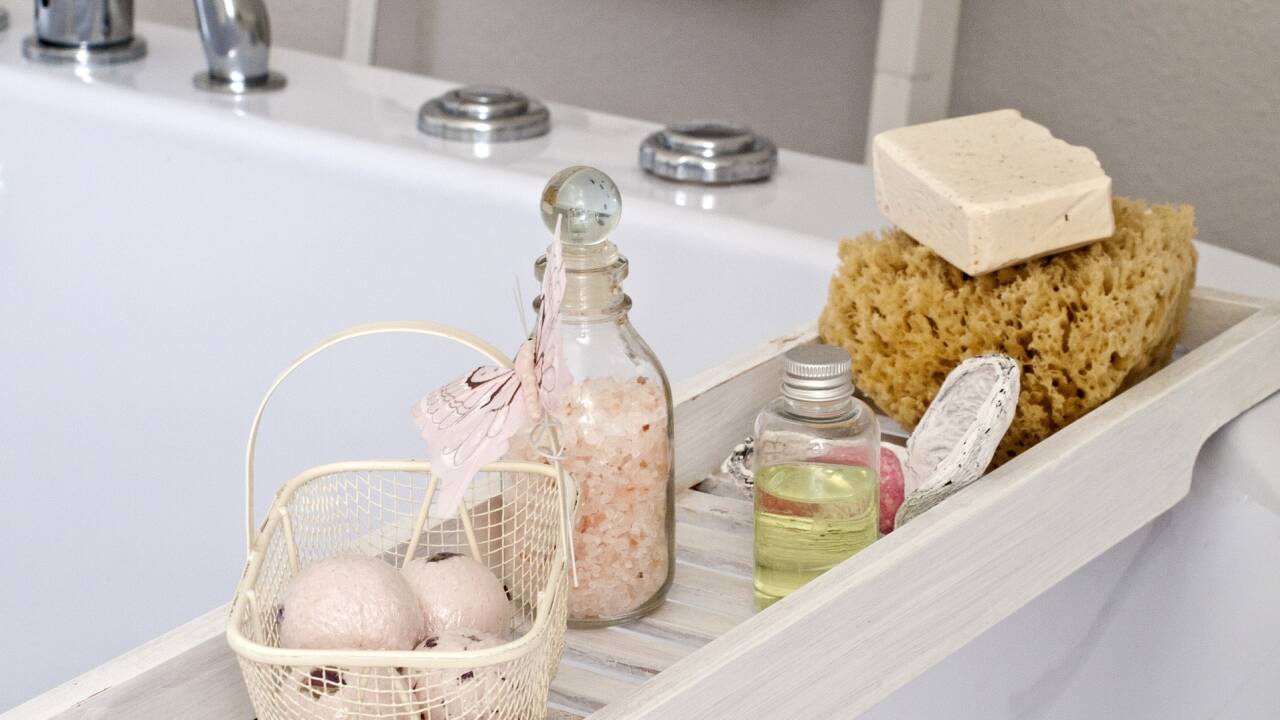 Wellness für zuhause ist ganz leicht gemacht und beginnt meistens in der Badewanne.   Wellness für zuhause ist ganz leicht gemacht und beginnt meistens in der Badewanne.