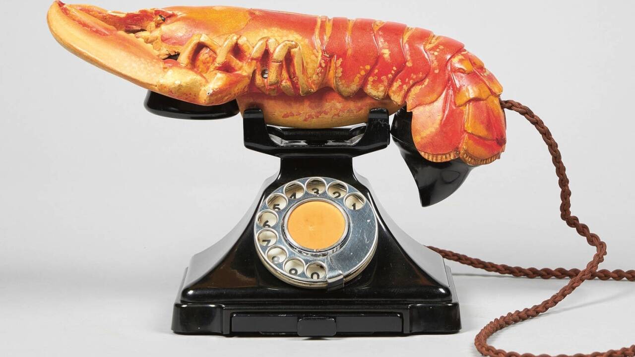 Dalí und Edward James: „The Lobster Telephone“, 1938. Dalí und Edward James: „The Lobster Telephone“, 1938.