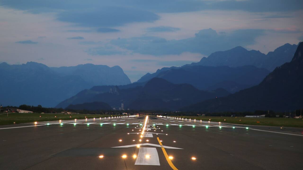 Der Flughafen Salzburg hat eine Betriebszeit bis 23 Uhr. Zuletzt gab es aber einige spätere Landungen mit PCR-Testproben an Bord.  