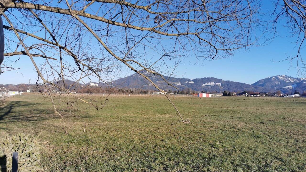 Hier standen von 1940 bis 1943 Baracken des Anhaltelagers Maxglan für mehr als 200 Roma und Sinti.  