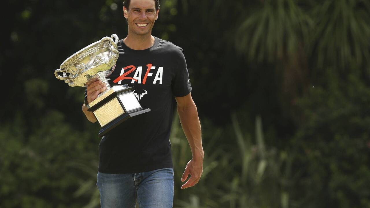 Rafael Nadal mit seiner 21. großen Trophäe. Rafael Nadal mit seiner 21. großen Trophäe.