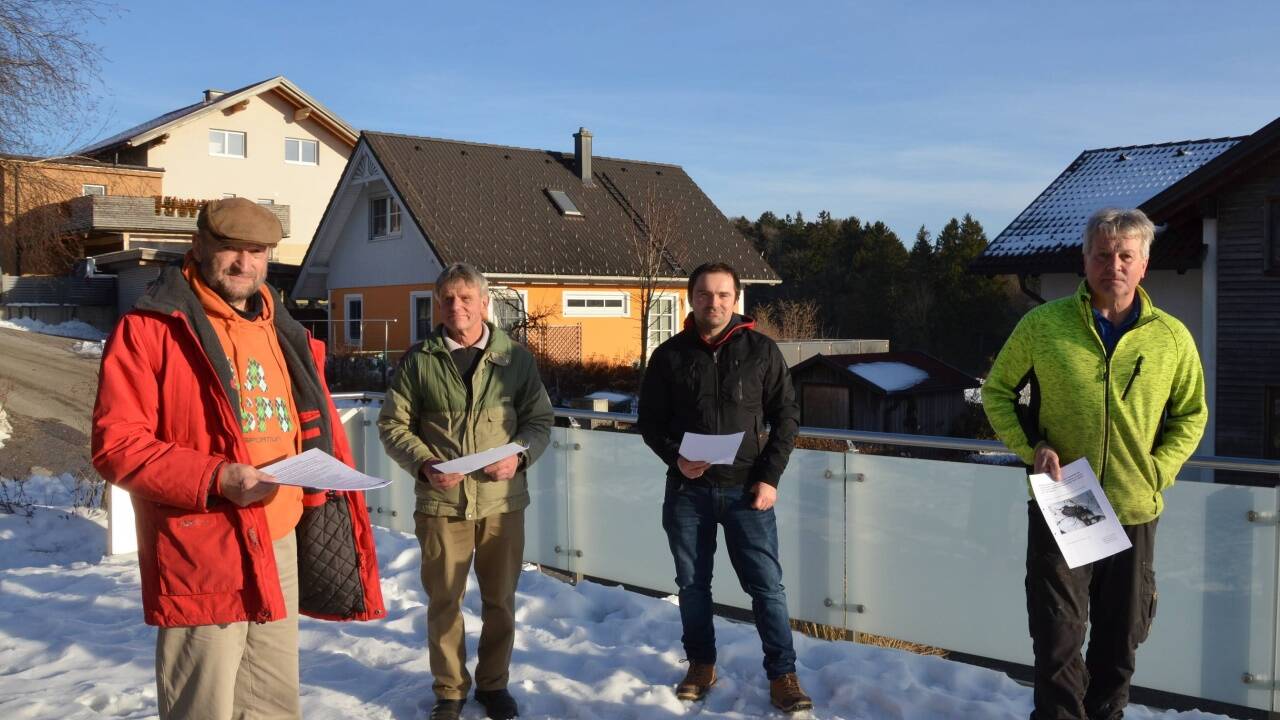 Thomas Neff (IG Bahntunnel Flachgau) mit den betroffenen Landwirten Franz Hutticher, Johann Goiginger und Franz Goiginger (v. l.). Thomas Neff (IG Bahntunnel Flachgau) mit den betroffenen Landwirten Franz Hutticher, Johann Goiginger und Franz Goiginger (v. l.).