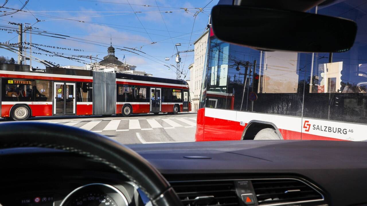 Zwei verkehrspolitische Weltanschauungen trafen im Gemeinderat aufeinander: „Gnadenlosen Vorrang für den öffentlichen Verkehr“ forderte Bürgerlisten-Gemeinderat Lukas Bernitz. Vizebürgermeisterin Barbara Unterkofler (ÖVP) will bekannterweise unterschiedliche Verkehrsarten „nicht gegeneinander ausspielen“. Zwei verkehrspolitische Weltanschauungen trafen im Gemeinderat aufeinander: „Gnadenlosen Vorrang für den öffentlichen Verkehr“ forderte Bürgerlisten-Gemeinderat Lukas Bernitz. Vizebürgermeisterin Barbara Unterkofler (ÖVP) will bekannterweise unterschiedliche Verkehrsarten „nicht gegeneinander ausspielen“.