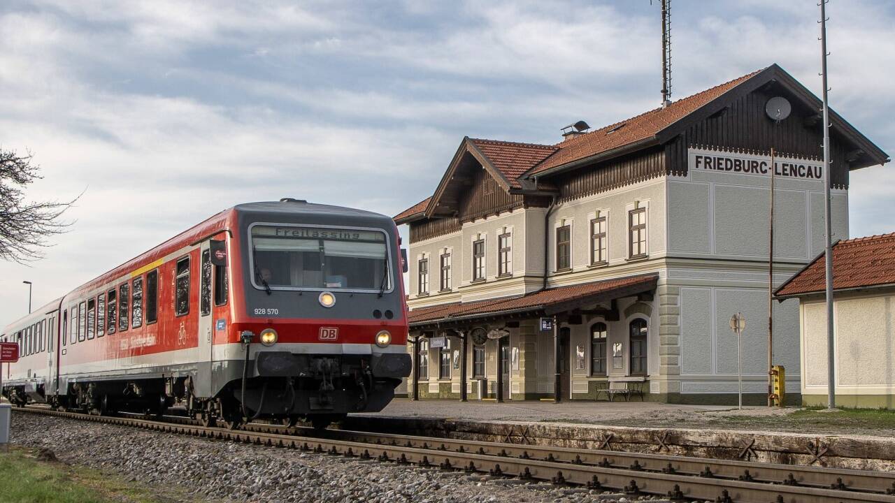 Seit 2019 wurde die Mattigtalbahnstrecke (hier beim Bahnhof in Friedburg-Lengau) ausgebaut. Nun gibt es Ärger, weil zu wenig Platz für die Fahrgäste ist. Seit 2019 wurde die Mattigtalbahnstrecke (hier beim Bahnhof in Friedburg-Lengau) ausgebaut. Nun gibt es Ärger, weil zu wenig Platz für die Fahrgäste ist.