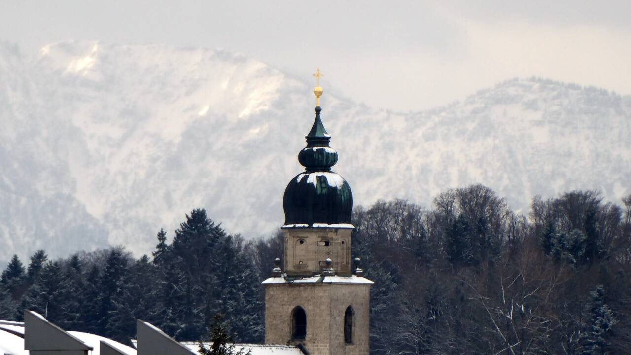 Die Kollegiatstiftkirche Seekirchen mit dem Lattengebirge im Hintergrund.  