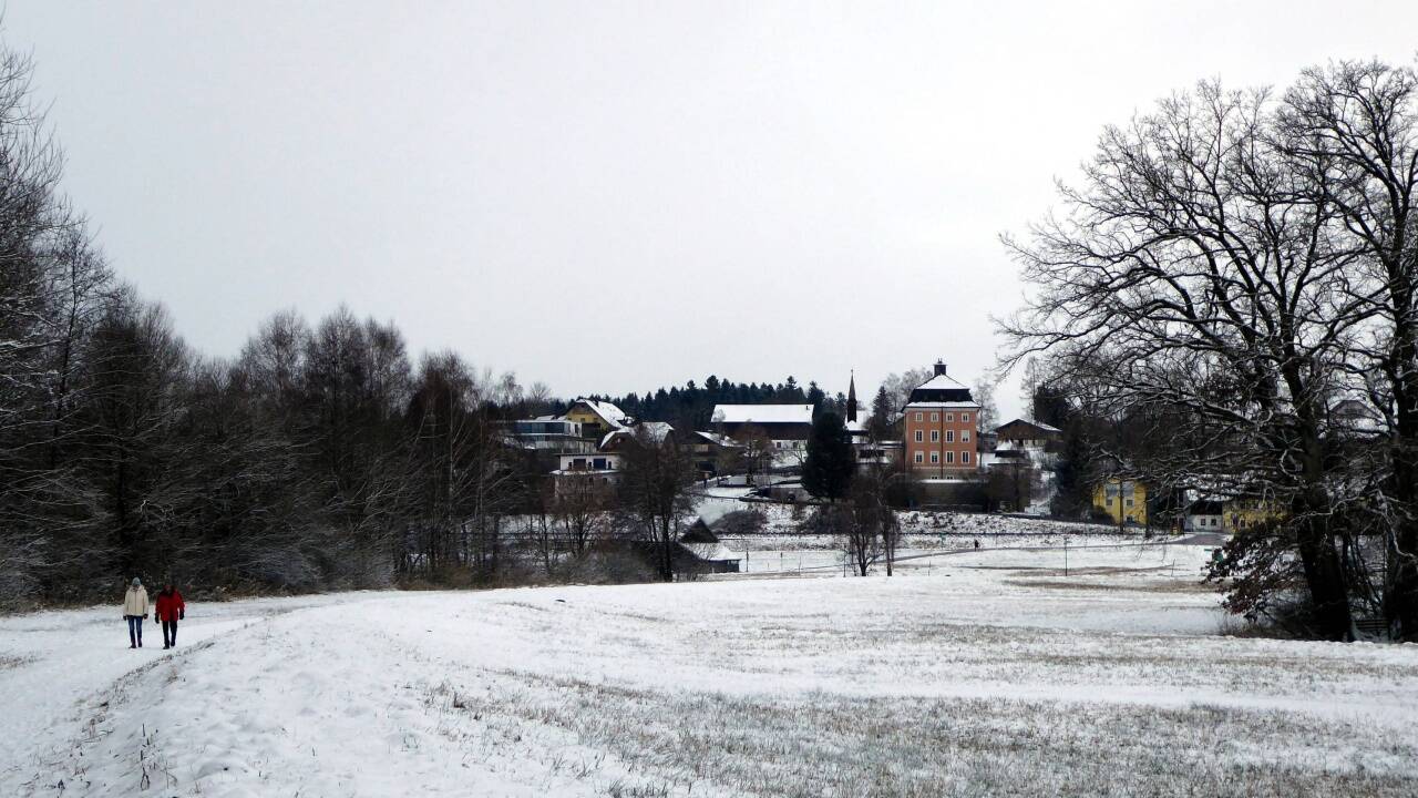 Der Weg zur Fischach mit der Seeburg im Hintergrund.  