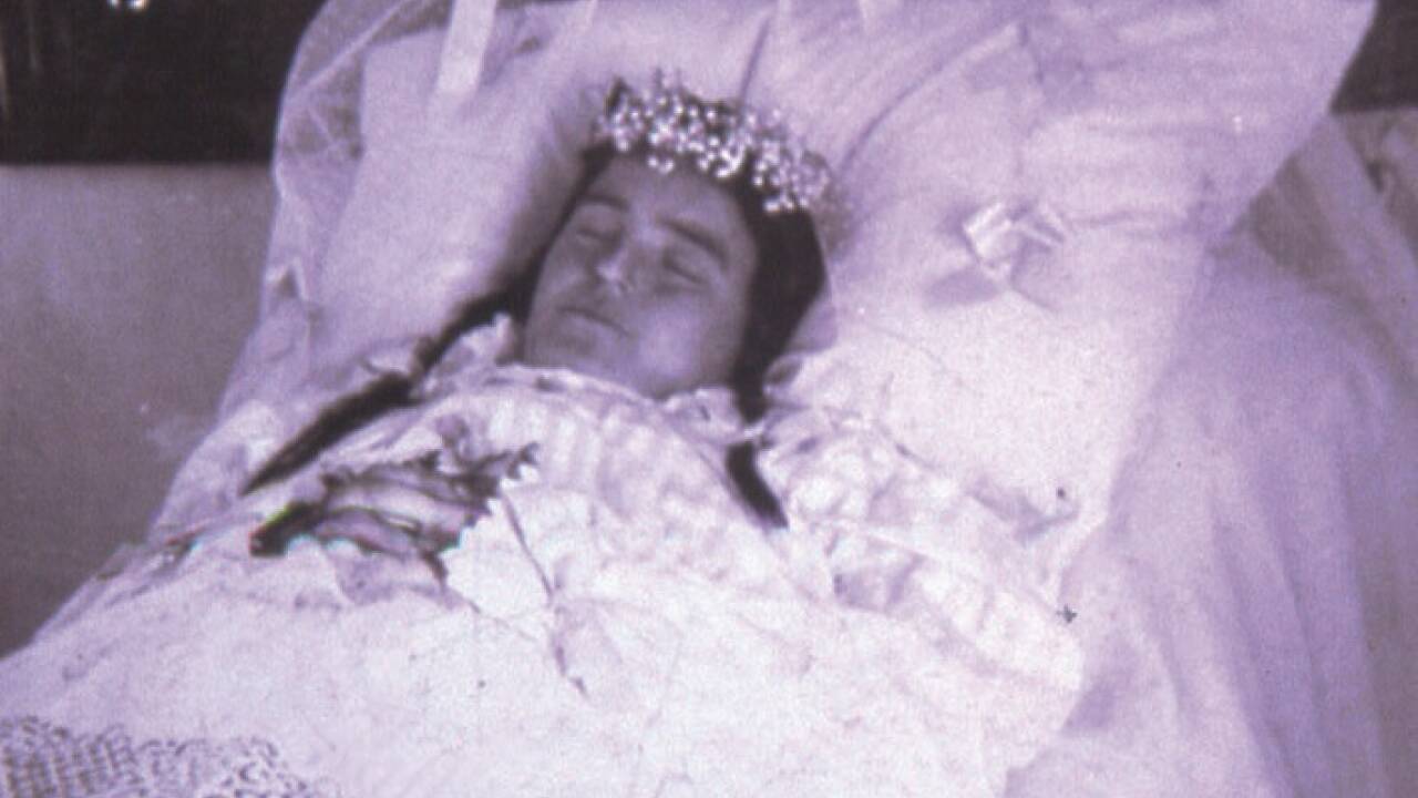 Das einzige von Maria Bauer, geb. Wallner, erhaltene Bild zeigt sie 1904 auf dem Sterbebett.  
