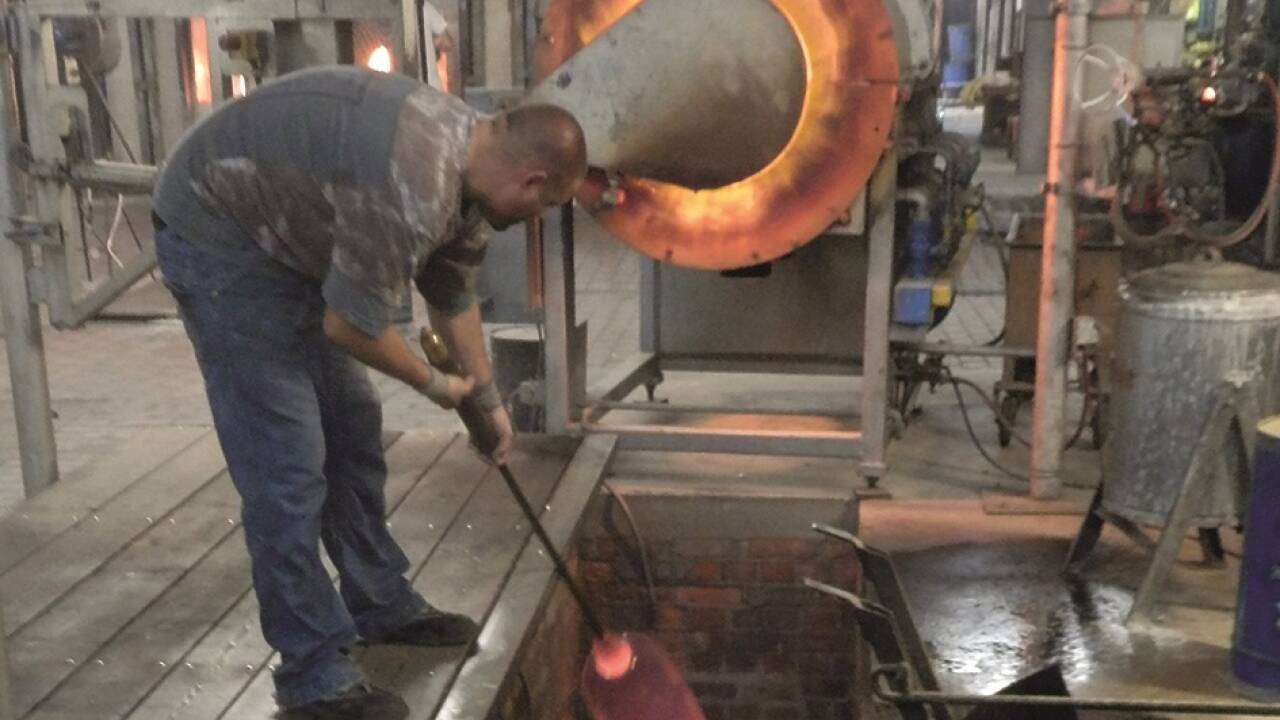 Ein Film zeigte 2015 die harte Arbeit vom Glasblasen bis zur Fertigstellung der Glaswalze in der Schwenkgrube.  