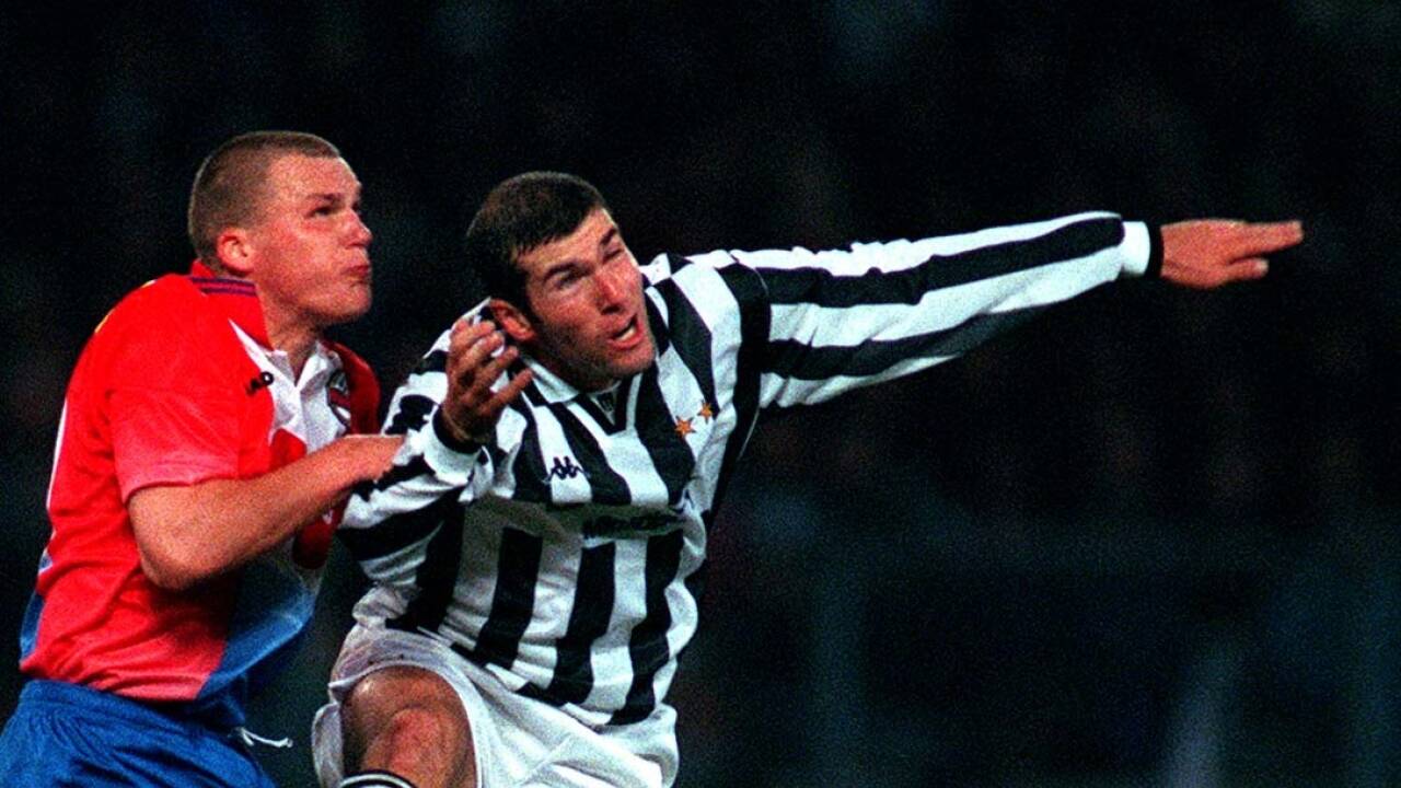Ein Schwarzweißer: Zinedine Zidane am 30. Oktober 1996 im Europacup gegen Krzysztof Ratajczyk (Rapid Wien). 