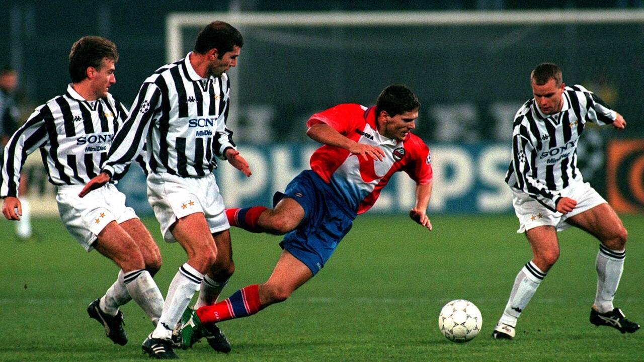 Gemeinsam stark: Didier Deschamps, Zinedine Zidane und Gianluca Pesotto bringen hier Rapids Dietmar Kühbauer zu Fall. 