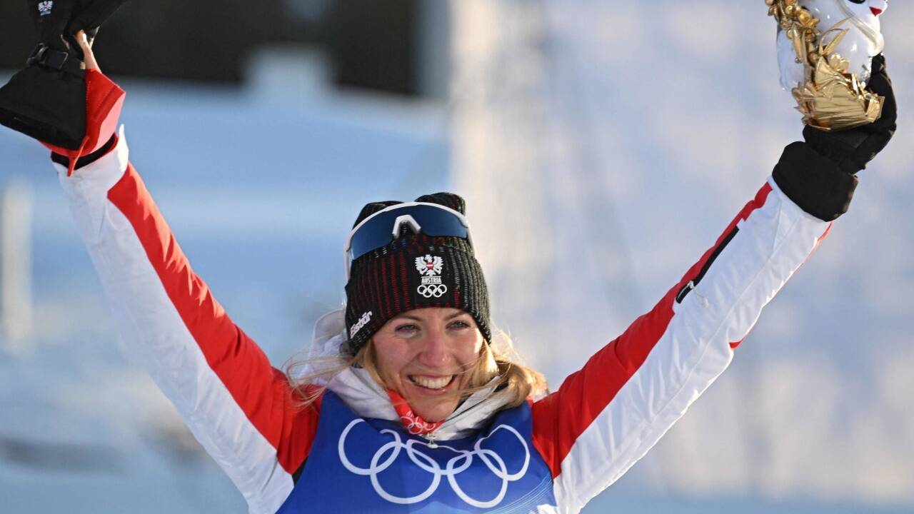 Jubel über Bronze: Teresa Stadlober bei der „Flower Ceremony“. 