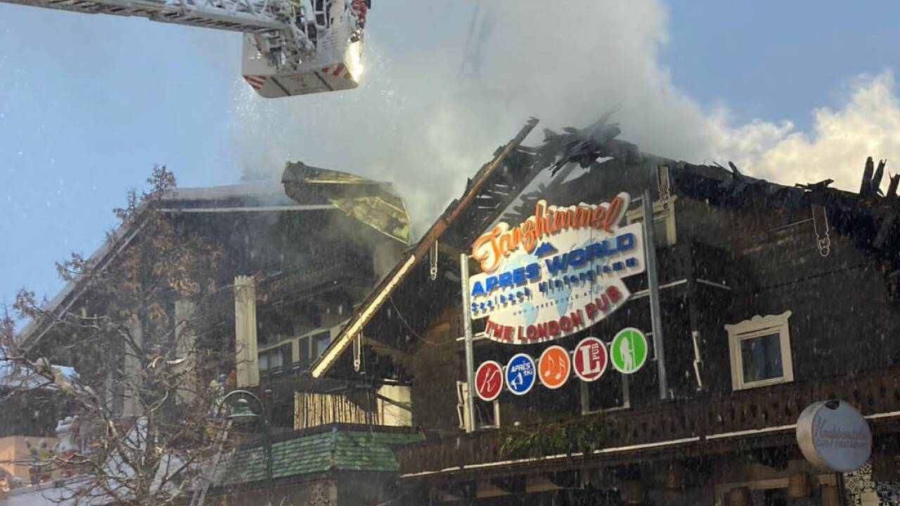 Das Feuer brach im ersten Stockwerk aus und griff auf den Dachstuhl über. 