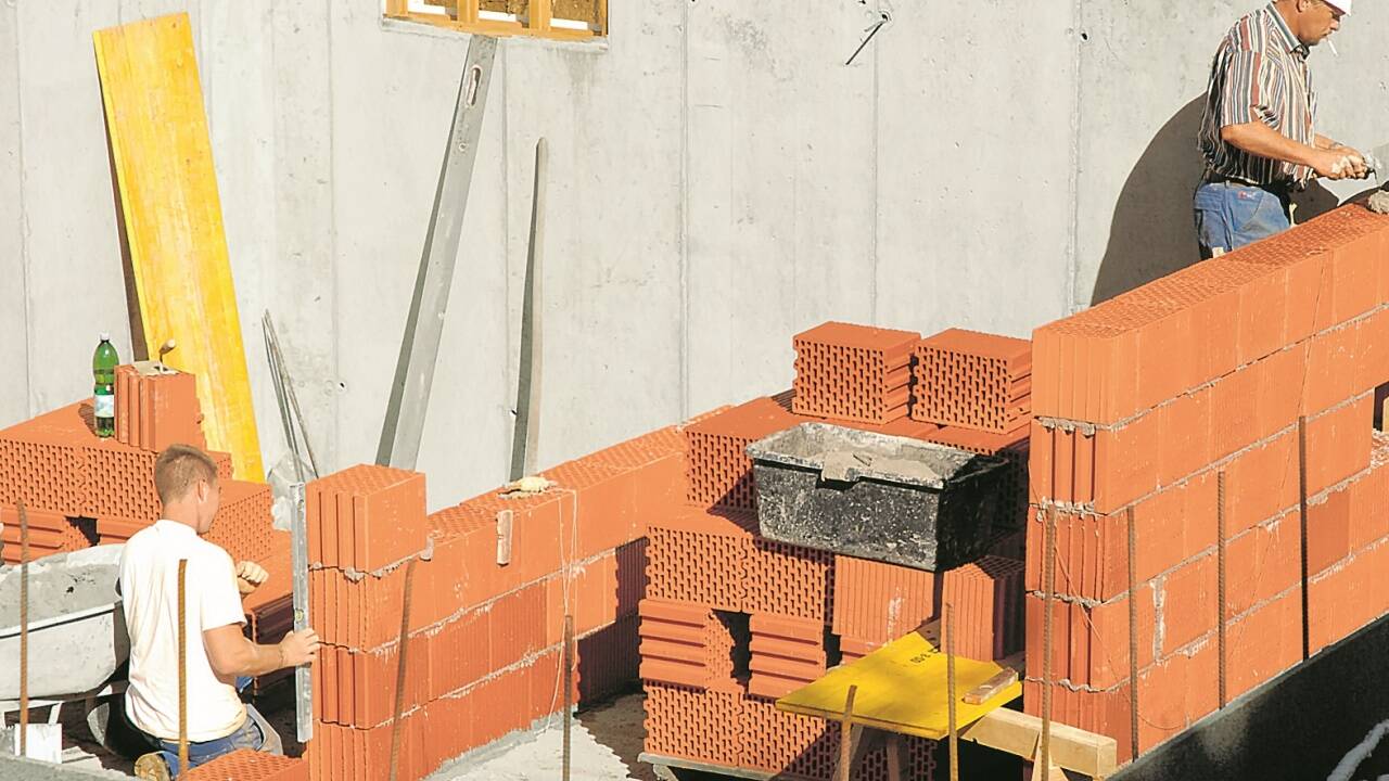 Die Bauwirtschaft arbeitet teils noch sehr traditionell. Neue Technologien und Materialien stellen deshalb eine große Herausforderung dar. 