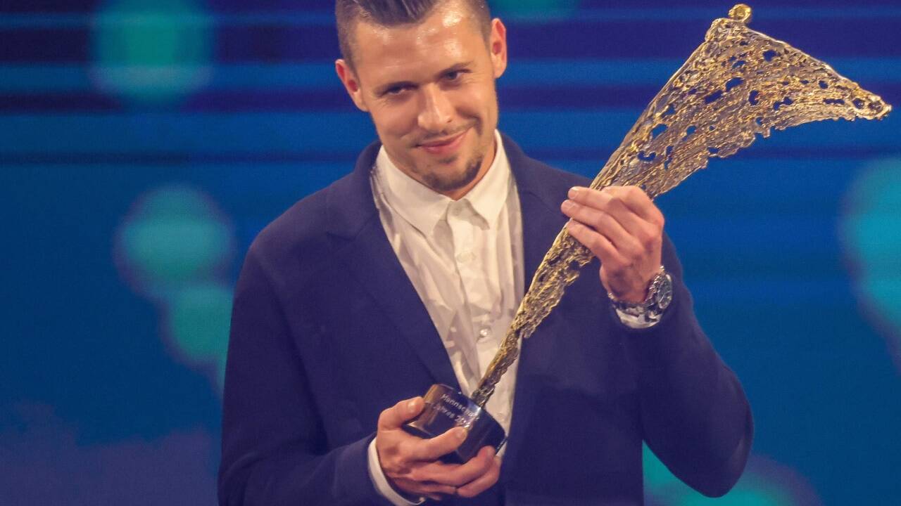 Vielfach ausgezeichnet, wie hier mit dem „Niki“ für die Mannschaft des Jahres 2021, nach wie vor aber verletzt out: Zlatko Junuzovic. Vielfach ausgezeichnet, wie hier mit dem „Niki“ für die Mannschaft des Jahres 2021, nach wie vor aber verletzt out: Zlatko Junuzovic.