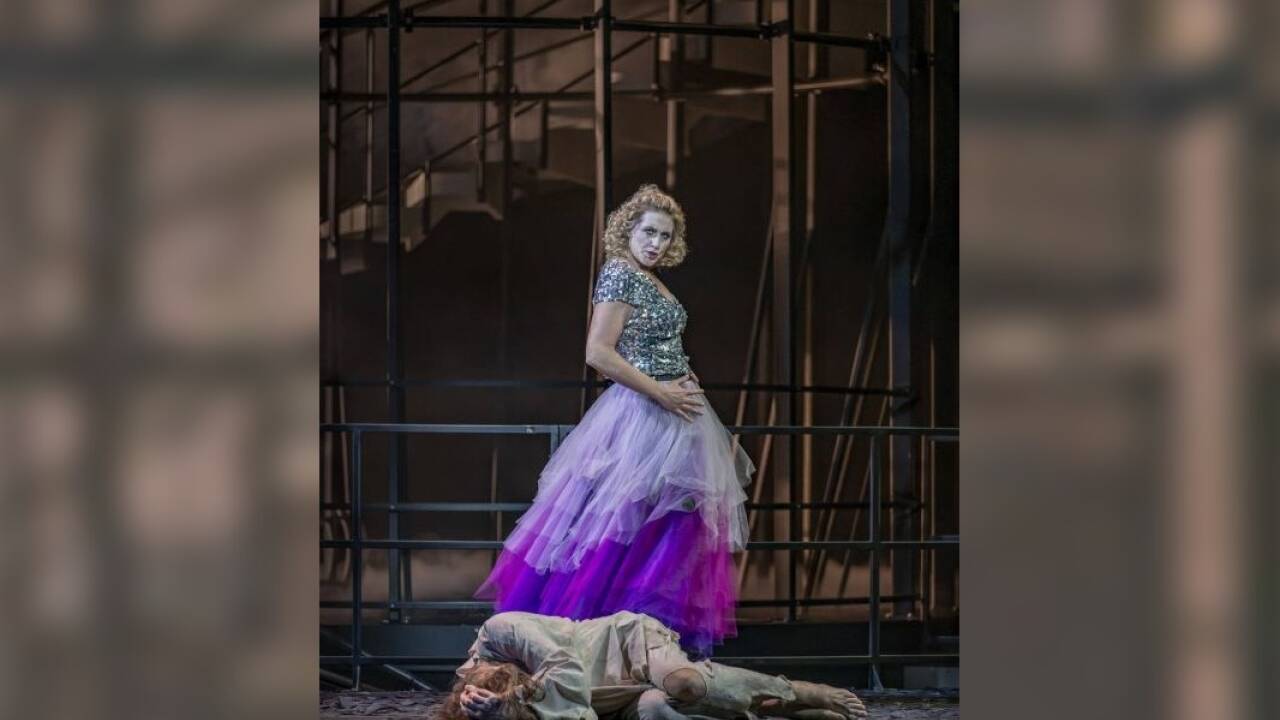 Jacquelyn Wagner (Salome) und Jochen Kupfer (Jochanaan) in „Salome“ in Innsbruck. Premiere ist am 12. Februar.  