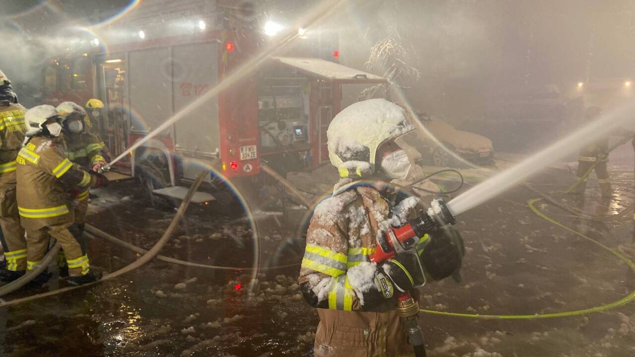 Die erst 16-jährige Lisa Hasenauer von der Feuerwehr Saalbach-Hinterglemm bei ihrem ersten Löscheinsatz. Die erst 16-jährige Lisa Hasenauer von der Feuerwehr Saalbach-Hinterglemm bei ihrem ersten Löscheinsatz.