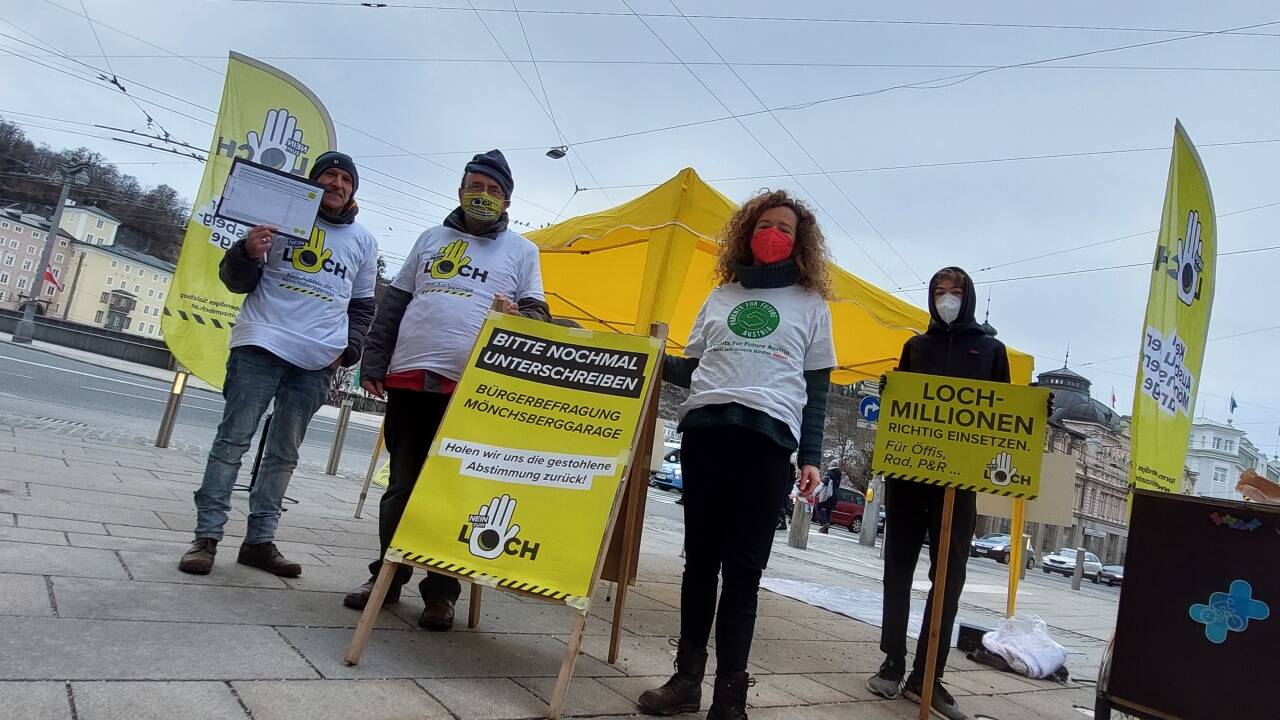 Am Platzl werden seit Dienstagvormittag erneut Unterschriften gegen den Ausbau der Mönchsberggarage gesammelt. Am Platzl werden seit Dienstagvormittag erneut Unterschriften gegen den Ausbau der Mönchsberggarage gesammelt.