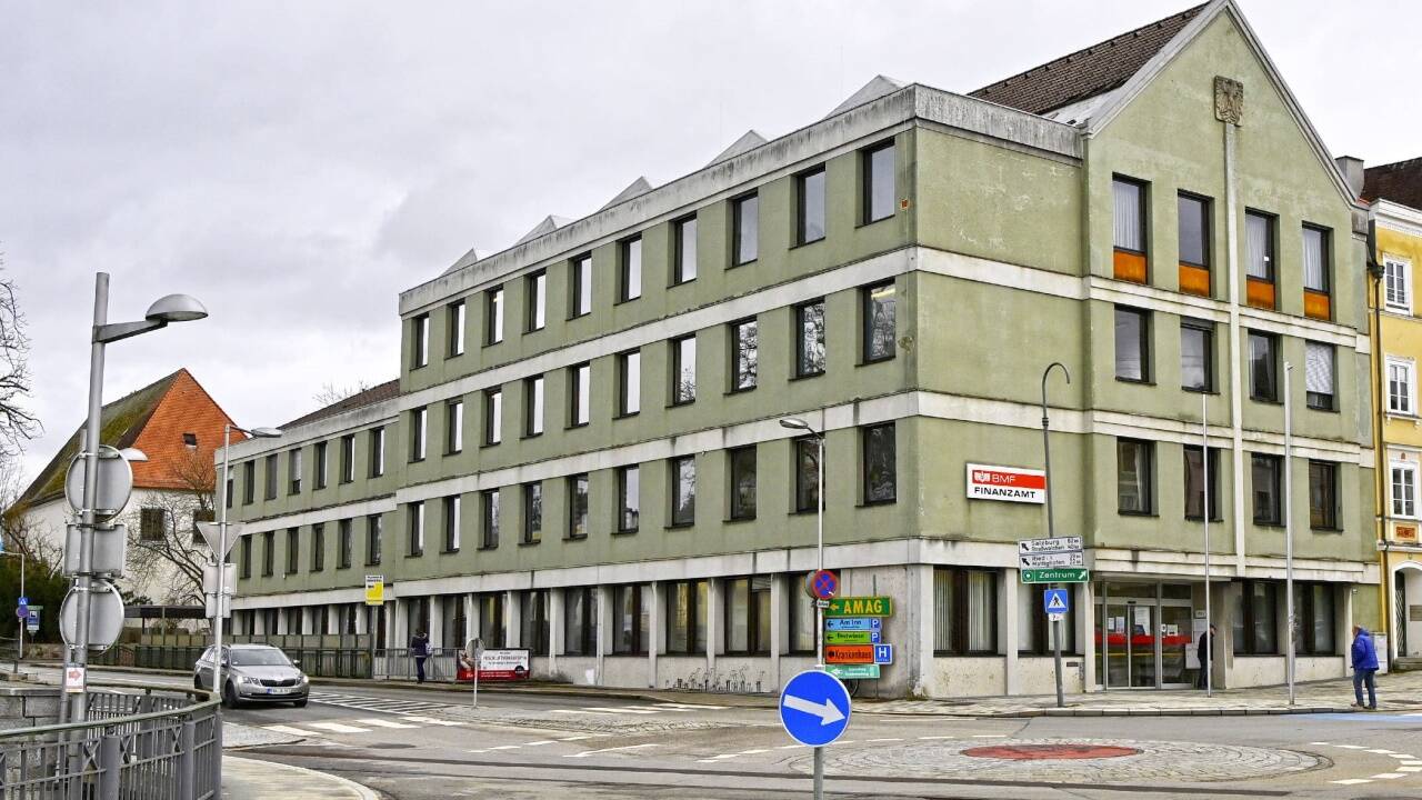 Korruptionsstaatsanwälte beleuchten jetzt, wie es zur Bestellung eines ÖVP-Ortspolitikers zum Leiter des Finanzamtes Braunau (im Bild) kam.  Korruptionsstaatsanwälte beleuchten jetzt, wie es zur Bestellung eines ÖVP-Ortspolitikers zum Leiter des Finanzamtes Braunau (im Bild) kam.