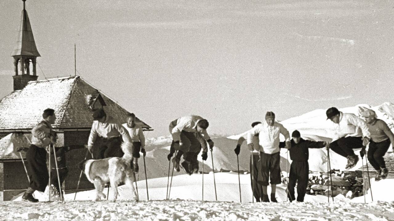  Ein Skikurs vor der Kapelle auf der Schmittenhöhe im Jahr 1937.  