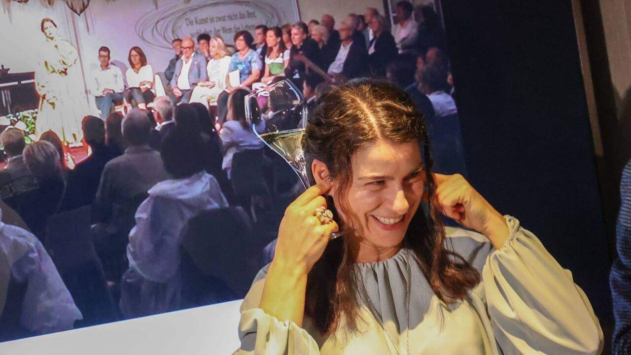 Asmik Grigorian hielt sich zum Spaß die Ohren zu, als ihr Auftritt in Golling vom August 2020 eingespielt wurde. 