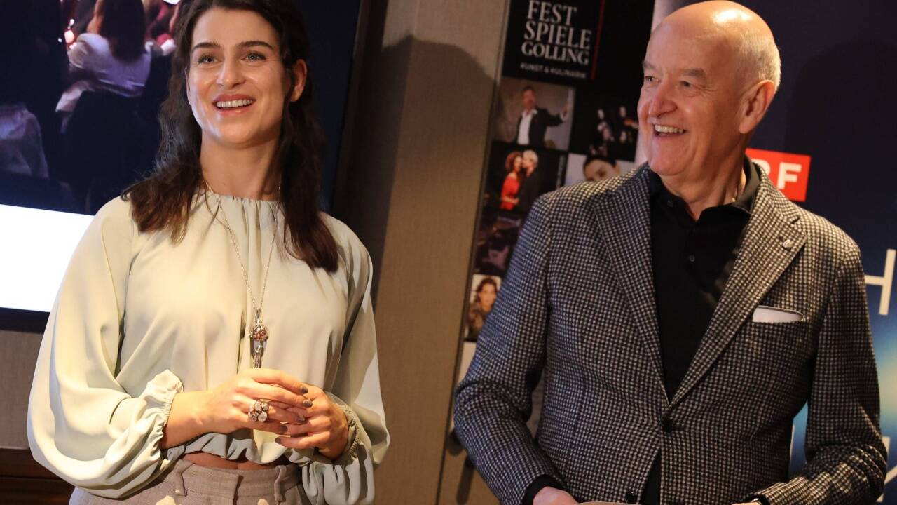 Asmik Grigorian mit Hermann Döllerer bei der Programmpräsentation am Dienstagabend. 