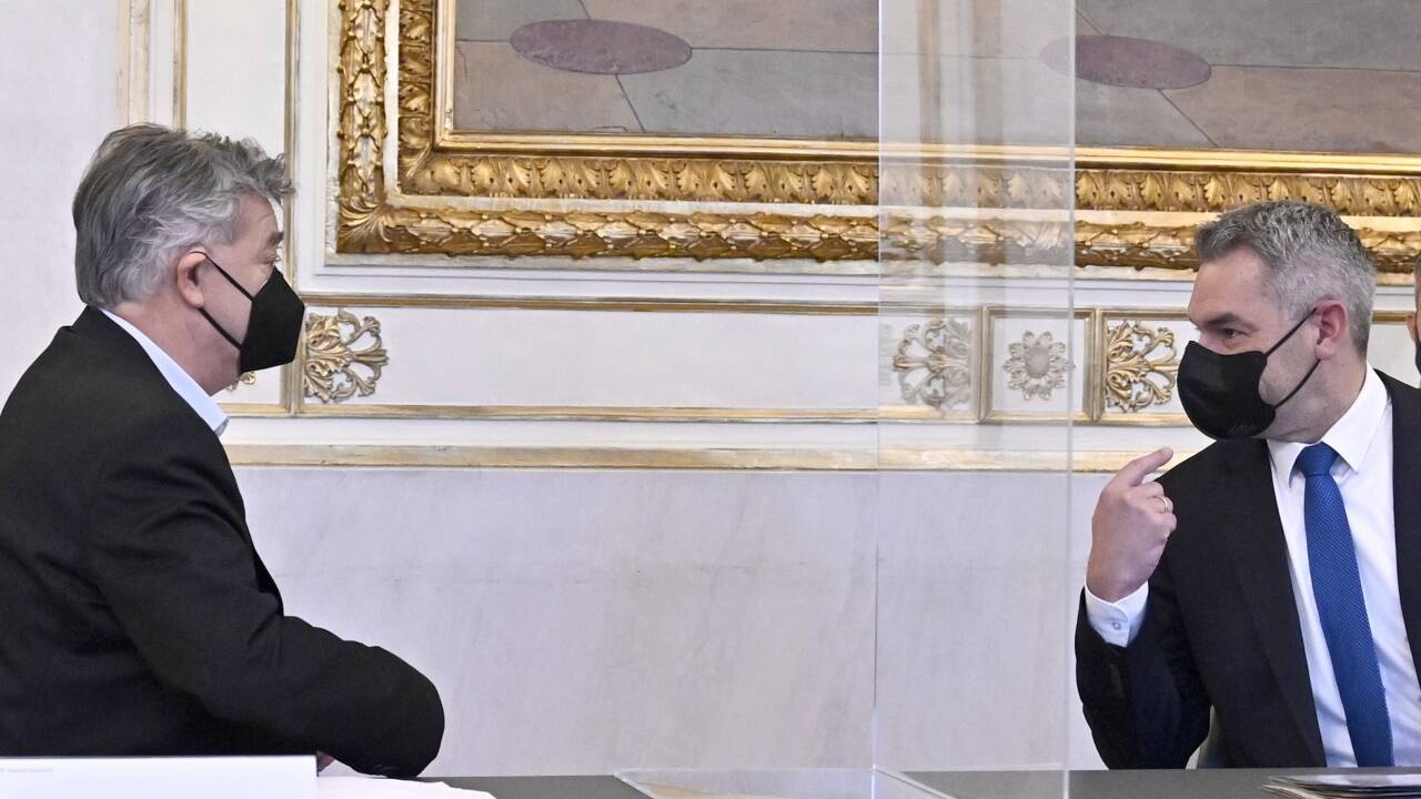 Die Koalitionsparteien (im Bild Vizekanzler Werner Kogler und Bundeskanzler Karl Nehammer) trennt derzeit mehr als eine Wand aus Plexiglas. Neuwahlspekulationen machen die Runde. 