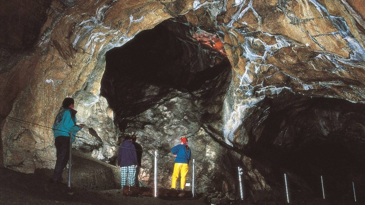 Besucher in der Entrischen Schauhöhle im Pongau. 