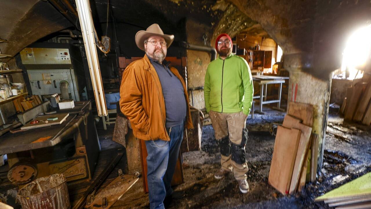 Alexander Bruckbauer (links) mit Tischlergesellen und Juniorchef Ian-Manuel Schwind in der verwüsteten Werkstatt. Alexander Bruckbauer (links) mit Tischlergesellen und Juniorchef Ian-Manuel Schwind in der verwüsteten Werkstatt.