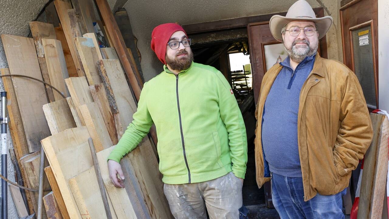 Alexander Bruckbauer (r.) mit Juniorchef Ian-Manuel Schwind in der verwüsteten Werkstatt. Alexander Bruckbauer (r.) mit Juniorchef Ian-Manuel Schwind in der verwüsteten Werkstatt.