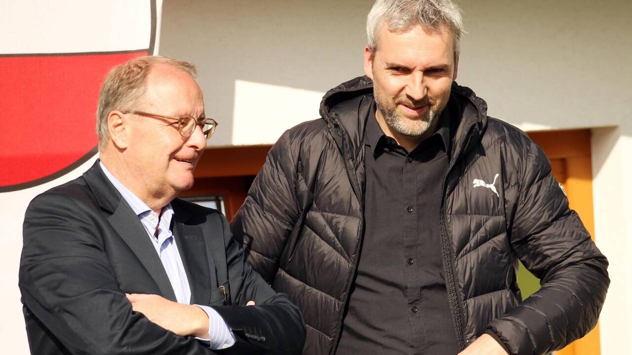 SFV-Geschäftsführer Peter Haas (rechts neben SFV-Präsident Herbert Hübel) plant die Zukunft im Salzburger Fußball.  