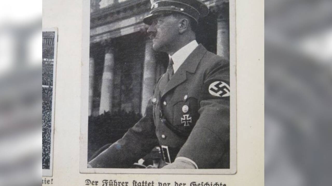 Adolf Hitler in einem Stickeralbum. 