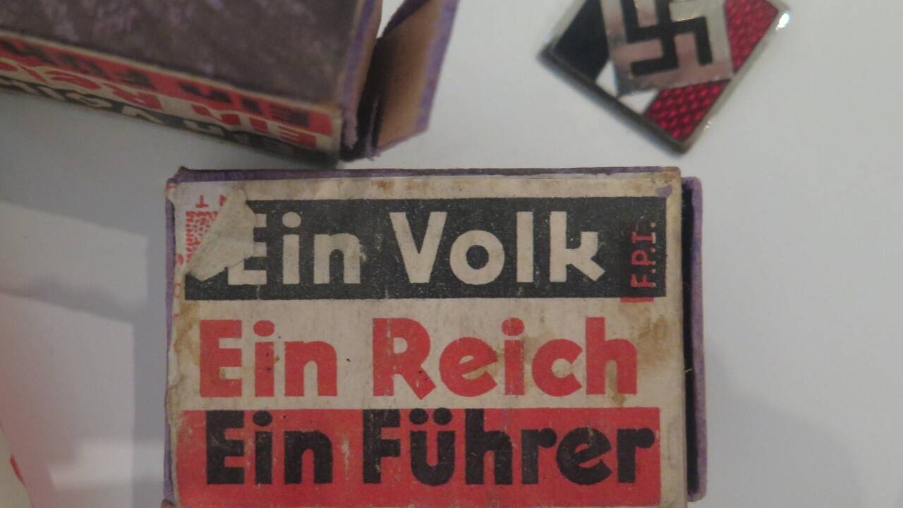 Zündholzschachtel, die der NS-Propaganda dient. 