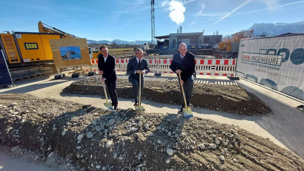 Spatenstich für das neue Biomasse-Heizkraftwerk 'Siezenheim II' am 10. Februar 2022 in Wals-Siezenheim mit Salzburg-AG-Vorstand Leonhard Schitter, Landeshauptmann Wilfried Haslauer und Bürgermeister Joachim Maislinger. 