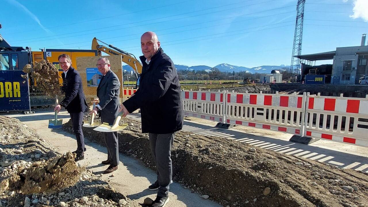 Spatenstich für das neue Biomasse-Heizkraftwerk 'Siezenheim II' am 10. Februar 2022 in Wals-Siezenheim mit Salzburg-AG-Vorstand Leonhard Schitter, Landeshauptmann Wilfried Haslauer und Bürgermeister Joachim Maislinger. 