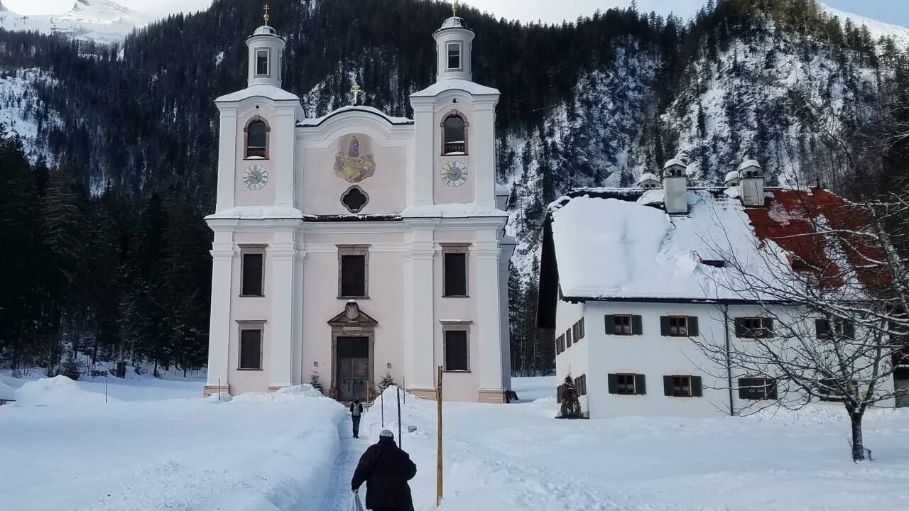 Der „Pinzgauer Dom“ in Maria Kirchental und rechts daneben das Mesnerhaus.  Der „Pinzgauer Dom“ in Maria Kirchental und rechts daneben das Mesnerhaus.