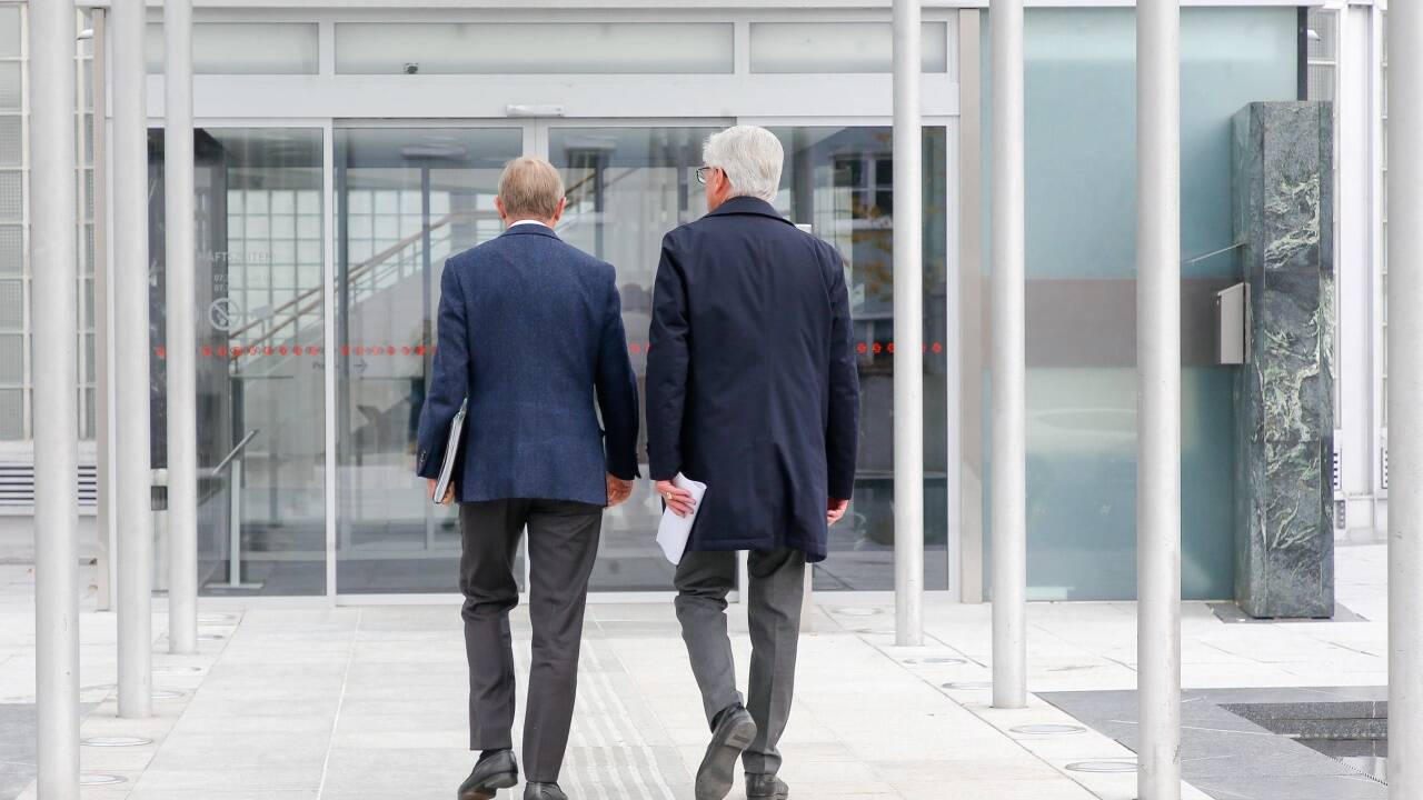 LH Wilfried Haslauer und Bgm. Harald Preuner als Eigentümervertreter auf dem Weg in die Konzernzentrale der Salzburg AG (Archivbild).  