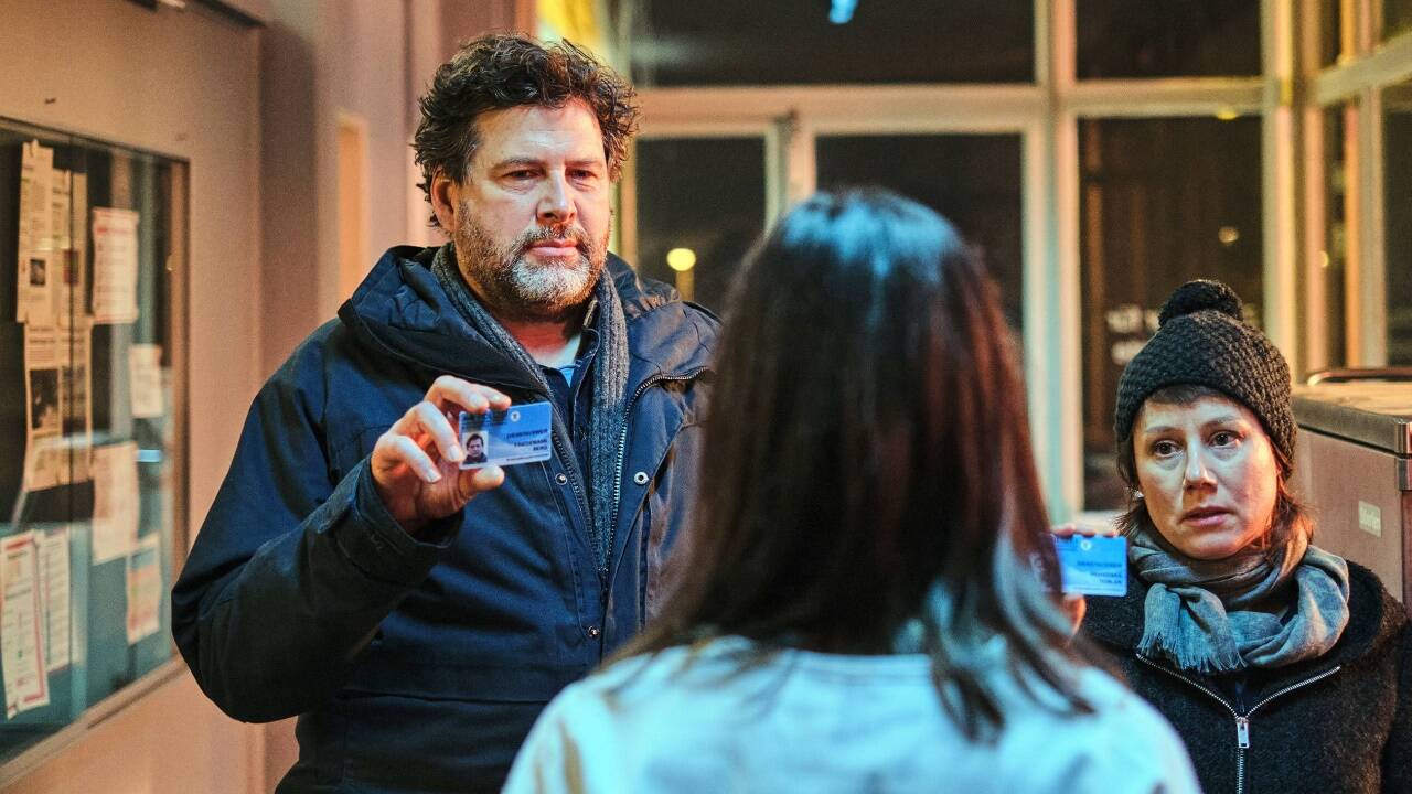 Die Kommissare Friedemann Berg (Hans-Jochen Wagner) und Franziska Tobler (Eva Löbau) mit Sara Manzer (Johanna Wokalek). 