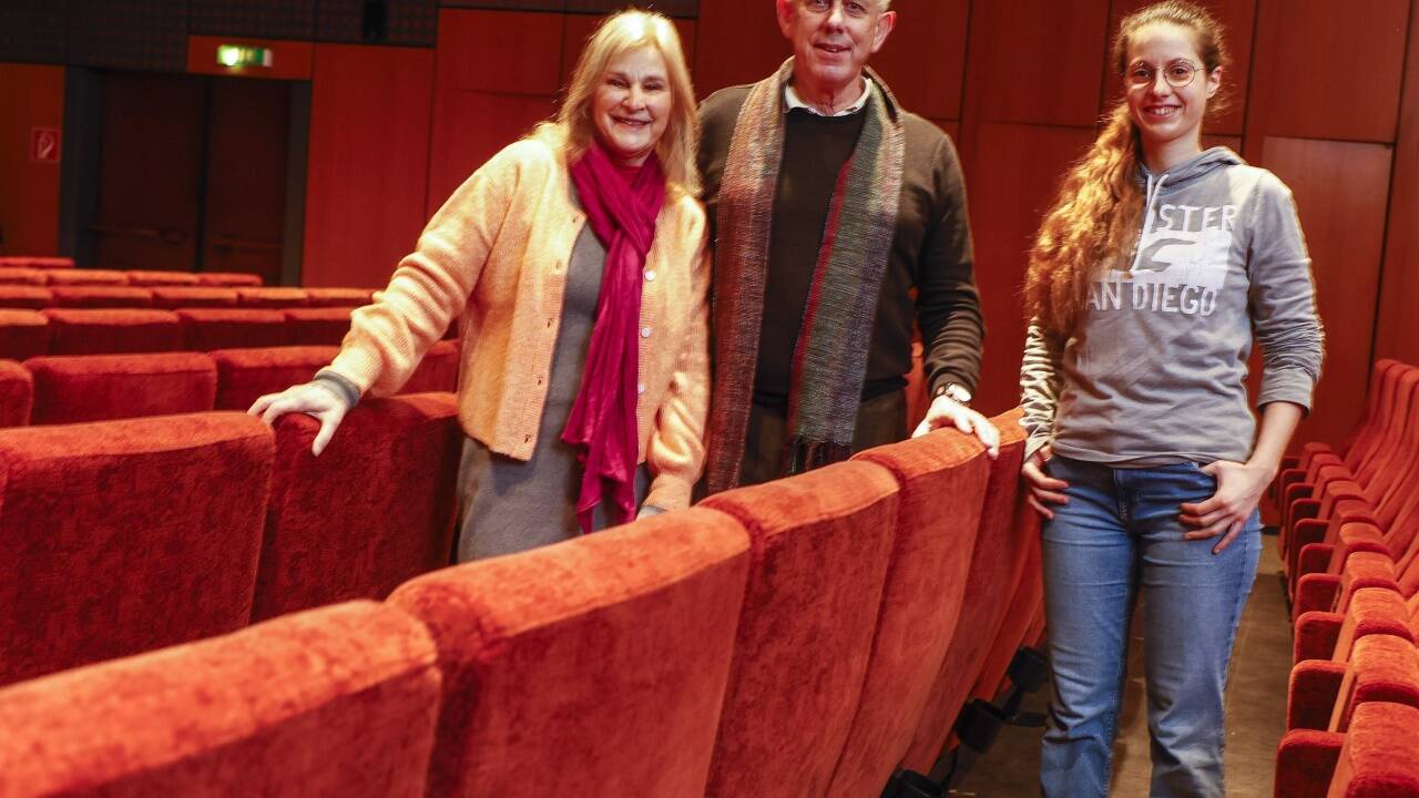 Laden zur Reihe „Mit Freud ins Kino“ ein: Studentin Annika Bresgen mit Barbara und Bodo Kirchner. robert ratzeR Laden zur Reihe „Mit Freud ins Kino“ ein: Studentin Annika Bresgen mit Barbara und Bodo Kirchner. robert ratzeR