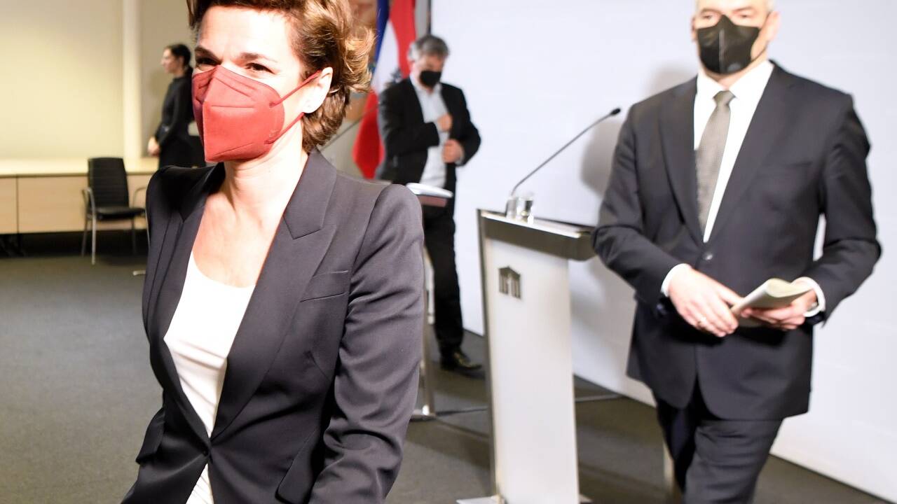 Bundeskanzler Karl Nehammer (ÖVP), SPÖ-Chefin Pamela Rendi-Wagner und im Hintergrund Vizekanzler Werner Kogler (Grüne, im Hintergrund) nach der gemeinsamen Ankündigung der Impflotterie Mitte Jänner. 