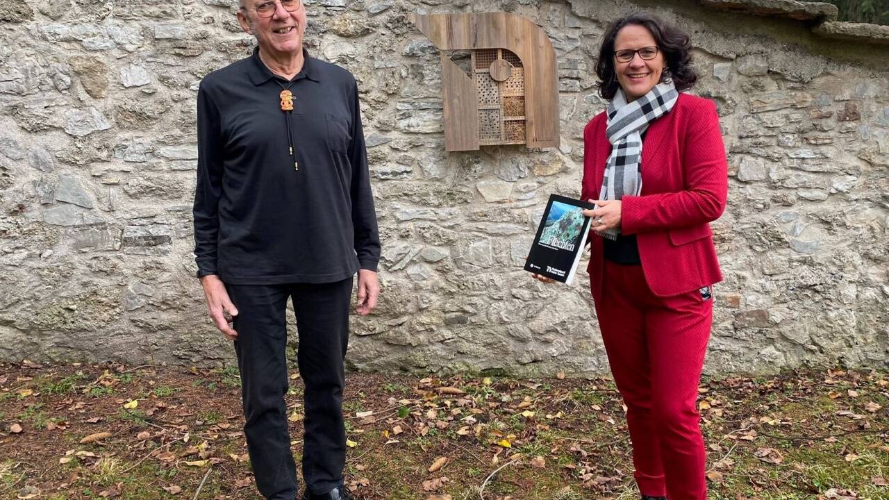 Übergabe des Buchs „Flechten“ von Roman Türk aus der wissenschaftlichen Reihe des Nationalparks Hohe Tauern: Roman Türk und Landesrätin Daniela Gutschi. 