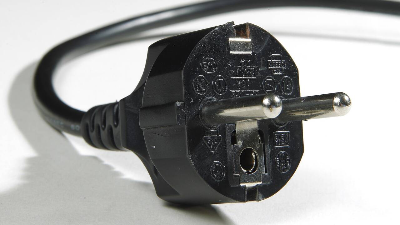 Stecker raus: Oft sind es einfache Dinge, die helfen, Energie zu sparen. 
