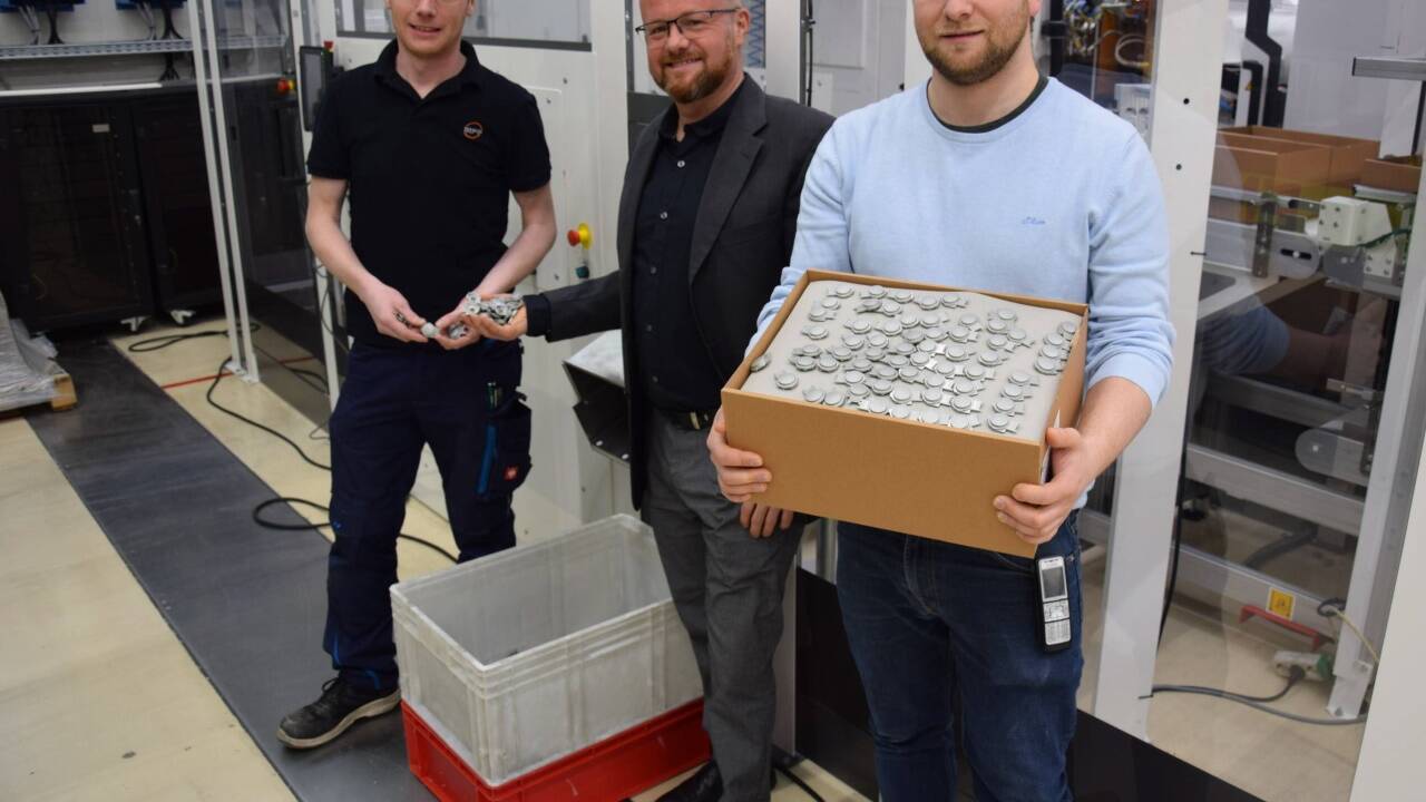 Geschäftsführer Georg Putz (Bildmitte) leitet mit seinen Brüdern Markus (rechts im Bild) und Michael des Familienbetrieb Metall- und Plastikwaren Putz in Abtenau. 